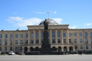 Stalin står fortfarande staty framför Goris kommunhus.